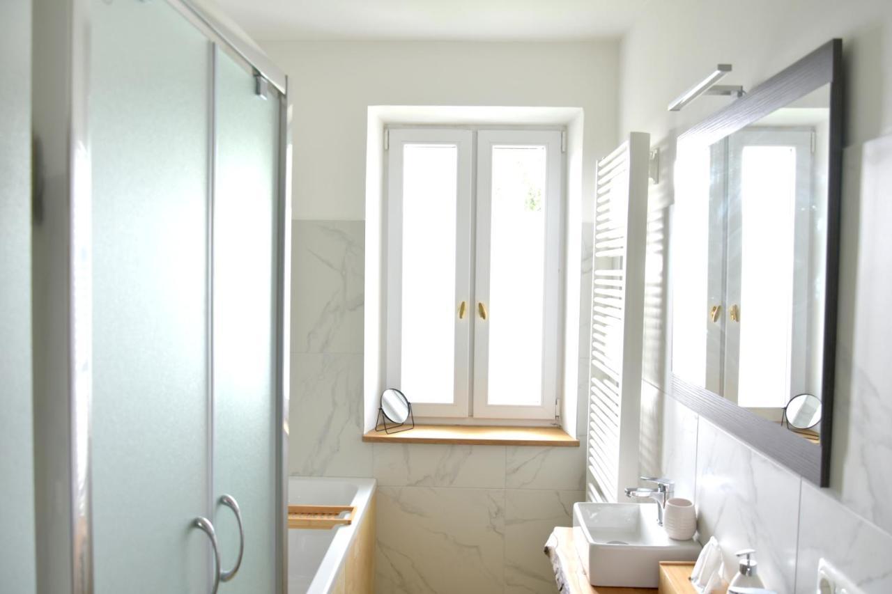 White Midsommar - Stilvolle Wohnung, 3 Schlafzimmer, Wohnzimmer, Kueche ลันด์สฮูท ภายนอก รูปภาพ